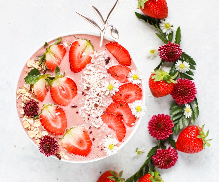 STRAWBERRY AND PINEAPPLE SMOOTHIE BOWL RECIPE