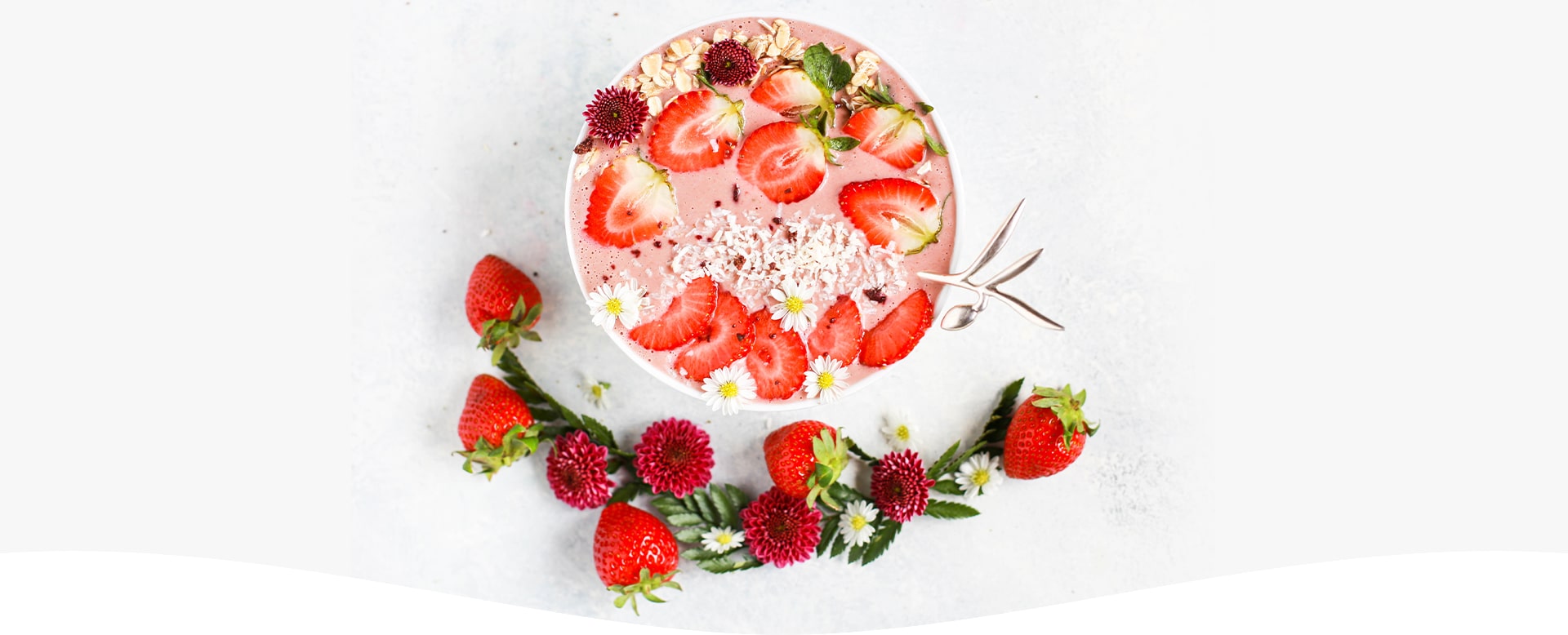 STRAWBERRY AND PINEAPPLE SMOOTHIE BOWL RECIPE